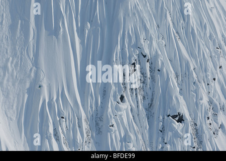 Skieur de prendre un virage en terrain escarpé, Haines, Alaska. Banque D'Images