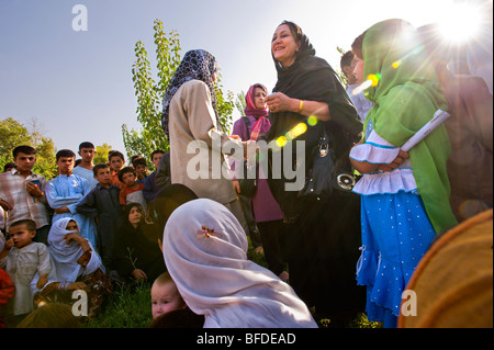 L'une des deux femmes qui se présentent pour le président de l'Afghanistan, des campagnes dans un quartier périphérique de Kaboul, Afghanistan. Banque D'Images