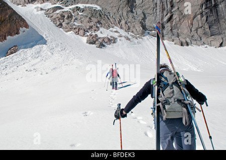 Approche trois randonneurs un couloir au printemps dans le Parc National des Montagnes Rocheuses, au Colorado. Banque D'Images