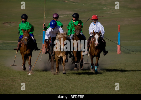 Tournoi de Polo pour enfants. Monkhe Tengri, la Mongolie centrale. Banque D'Images