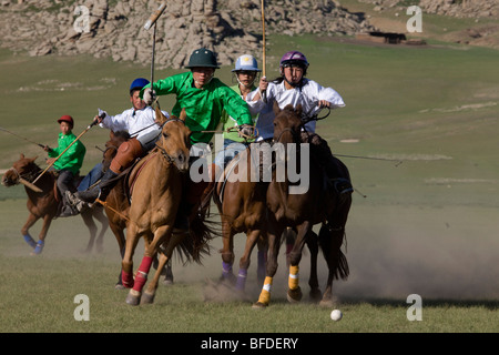 Tournoi de Polo pour enfants. Monkhe Tengri, la Mongolie centrale. Banque D'Images