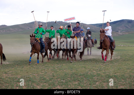 Tournoi de Polo pour enfants. Monkhe Tengri, la Mongolie centrale. Banque D'Images