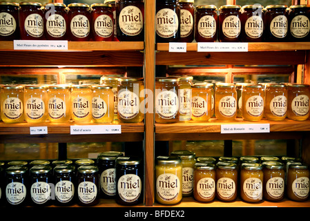 Le Miel à vendre en apiculture musée, Sainte-Faust, France Banque D'Images