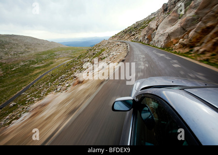 Une voiture conduit vers le bas l'étroite Mount Evans Scenic Byway du 8 aout 2009. Banque D'Images