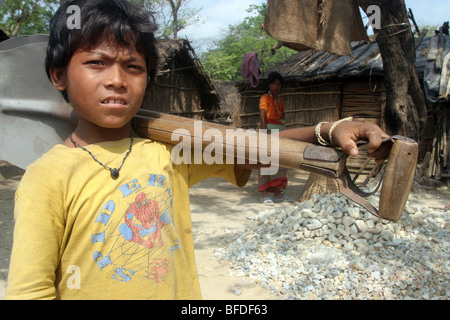 Les enfants l'écrasement du gravier pour fournir des revenus familiaux en Hetauda, au Népal. Banque D'Images