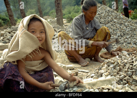 Les enfants l'écrasement du gravier pour fournir des revenus familiaux en Hetauda, au Népal. Banque D'Images