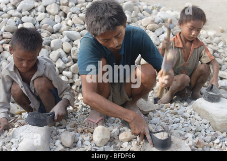 Les enfants l'écrasement du gravier pour fournir des revenus familiaux en Hetauda, au Népal. Banque D'Images