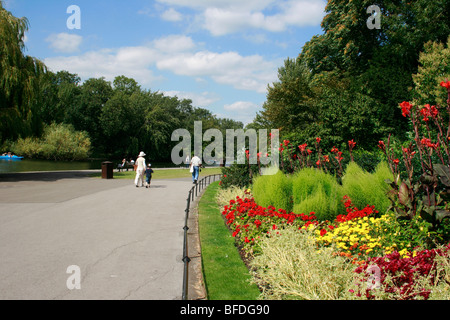 Les gens marcher dans Regent's Park par le lac de plaisance , , Londres Banque D'Images