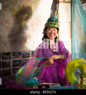 Une femme se préparer pour un défilé à Santa Barbara. Le défilé de chars et costumes extravagants caractéristiques. Banque D'Images