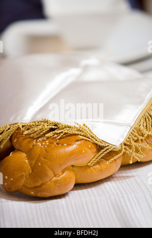 Pain Challah couverts sur une table de dîner de fête. Banque D'Images