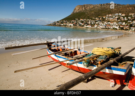 Un bateau de pêche traditionnel vous attend au départ de Fish Hoek plage sur la côte de False Bay Cape Town, Afrique du Sud. Banque D'Images