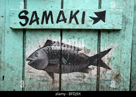 Publicité Inscription vendeur de poisson au marché central, Arusha, Tanzanie Banque D'Images