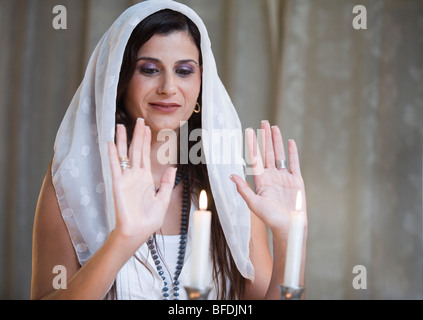 Éclairage femme les bougies du Chabbat. Banque D'Images