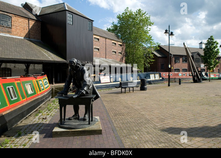 Le canal de Coventry se termine près du centre-ville au bassin du Canal de Coventry. Banque D'Images