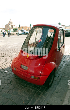 Pasquali à trois roues électrique rouge voiture garée sur la rue pavée de Florence Banque D'Images