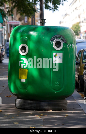 Bac de recyclage du verre en bordure de rue à Paris, France. Banque D'Images