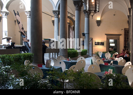 Cafe de la cour intérieure du Palazzo Strozzi, Florence Banque D'Images
