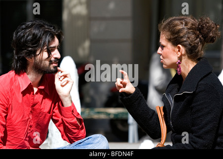 Le Français l'homme et la femme ont une conversation près de la Sorbonne à Paris, France. Banque D'Images