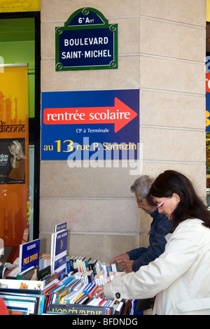 Les clients du shopping dans une librairie sur le Boulevard Saint-Michel dans le Quartier Latin de Paris, France. Banque D'Images