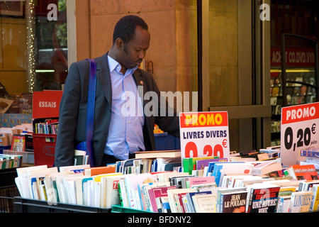 Shopping au client une librairie sur le Boulevard Saint-Michel dans le Quartier Latin de Paris, France. Banque D'Images