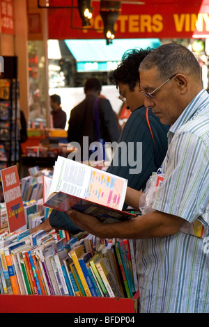 Les clients du shopping dans une librairie sur le Boulevard Saint-Michel dans le Quartier Latin de Paris, France. Banque D'Images