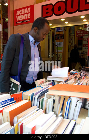 Shopping au client une librairie sur le Boulevard Saint-Michel dans le Quartier Latin de Paris, France. Banque D'Images