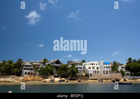 Vue côtière de bateaux et ville balnéaire - Île de Lamu, Kenya Banque D'Images