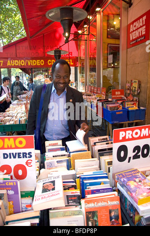 Shopping au client une librairie sur le Boulevard Saint-Michel dans le Quartier Latin de Paris, France. Banque D'Images