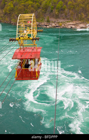 L'Espagnol Aero Car passant au-dessus de la Whirlpool Rapids de la rivière Niagara en aval de Niagara Falls, Ontario, Canada Banque D'Images