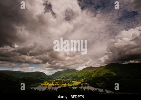 Helvellyn et Grasmere Red Bank de point de vue avec un ciel dramatique et d'une vue sur Dunmail soulever dans le Lake District, Cumbria Banque D'Images