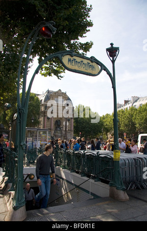 Entrée du métro à la Place Saint-Michel dans le Quartier Latin de Paris, France. Banque D'Images