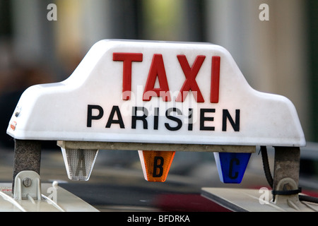 Inscrivez-vous sur un taxi dans Paris, France. Banque D'Images