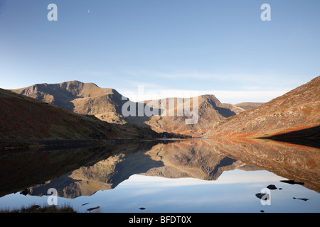 Eaux calmes de Llyn lac Ogwen reflétant Y Garn et Foel Goch montagnes dans le parc national de Snowdonia. Ogwen North Wales UK Banque D'Images