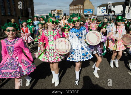 Les danseurs irlandais lors de la Parade de la St Patrick à Digbeth Birmingham, Angleterre, RU Banque D'Images