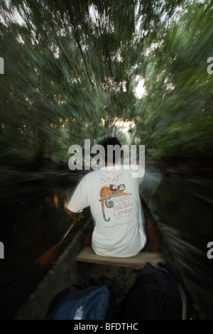 Photo de flou guide Kichwa pirogue pagaie - Napo Wildlife Center - Parc national Yasuni, en Equateur Banque D'Images