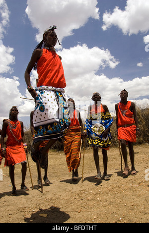 Les guerriers massaïs Jumping - Masai Mara National Reserve, Kenya Banque D'Images