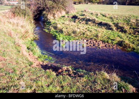 Falaise de la rivière et de glisser hors de la rivière Deben de pente, Ufford, Suffolk, Angleterre Banque D'Images