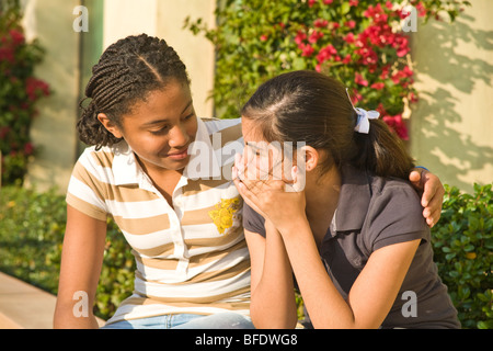 Hang hanging out African American 13-15 ans type de bien vouloir écouter écoute confort adolescente triste petite amie. M. Californie Banque D'Images