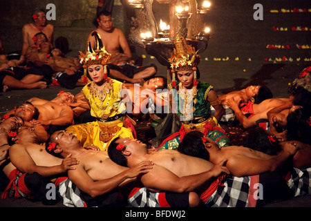 Spectacle de danse Kecak traditionnelles à Ubud, Bali Banque D'Images