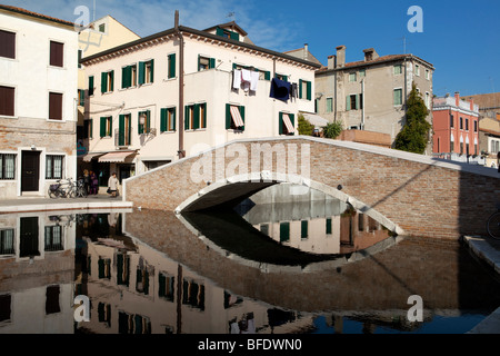 Canal Vena à Chioggia avec pont traditionnel. Veneto, Italie Banque D'Images