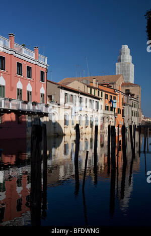 Canal Vena à Chioggia, Veneto, Italie. Maisons avec des reflets dans l'eau du canal Banque D'Images