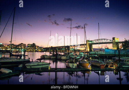 False Creek marina et Burrard Bridge at night, Vancouver, British Columbia, Canada Banque D'Images