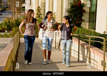 Groupe diversifié d'adolescentes pendre pendaison de rire et de parler à M. Californie trottoirs ©Myrleen Pearson Banque D'Images