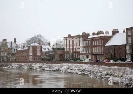 Neige de l'hiver au nord de la rivière Nene Brink le centre-ville de wisbech Cambridgeshire England UK Banque D'Images