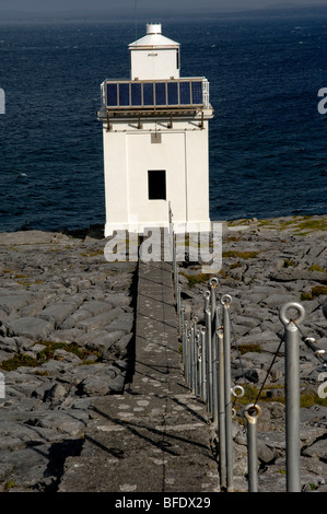 Black Head Lighthouse, Tête noire, la région du Burren, Shannon, République d'Irlande, Irlande. Banque D'Images