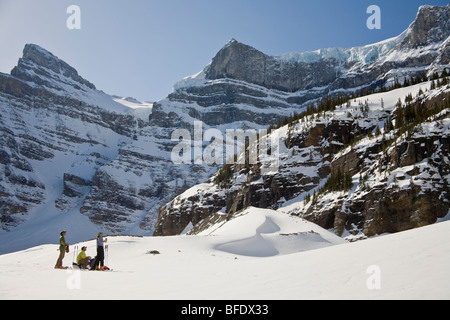 Les skieurs en profitant de la vue sur la pyramide, Mt Khéphren, promenade des Glaciers du parc national Banff, en Alberta. Banque D'Images