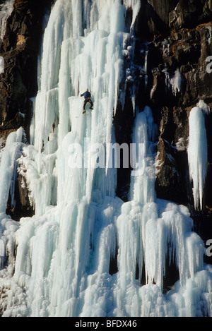 Un grimpeur sur glace faire son chemin plus sage's Deluxe WIFI 5, l'île Grand Manan au Nouveau-Brunswick, Canada Banque D'Images