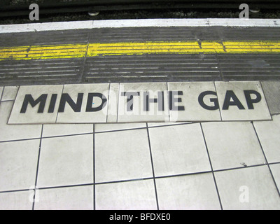 L'esprit l'écart panneau d'avertissement sur la plate-forme sur le métro de Londres Banque D'Images
