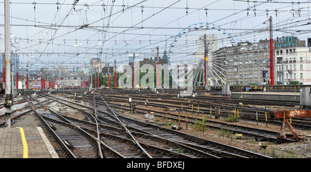 La gare du Midi de Bruxelles Sud, Bruxelles, Belgique, montrant les voies multiples et des câbles électriques aériens. Banque D'Images