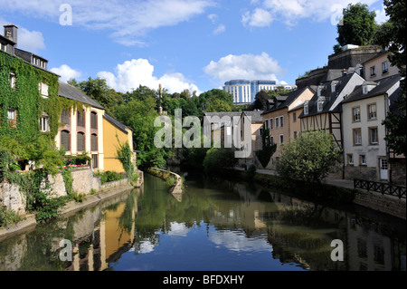 River Aizette s'écoule à travers la vieille ville, Ville de Luxembourg, l'Europe. Banque D'Images